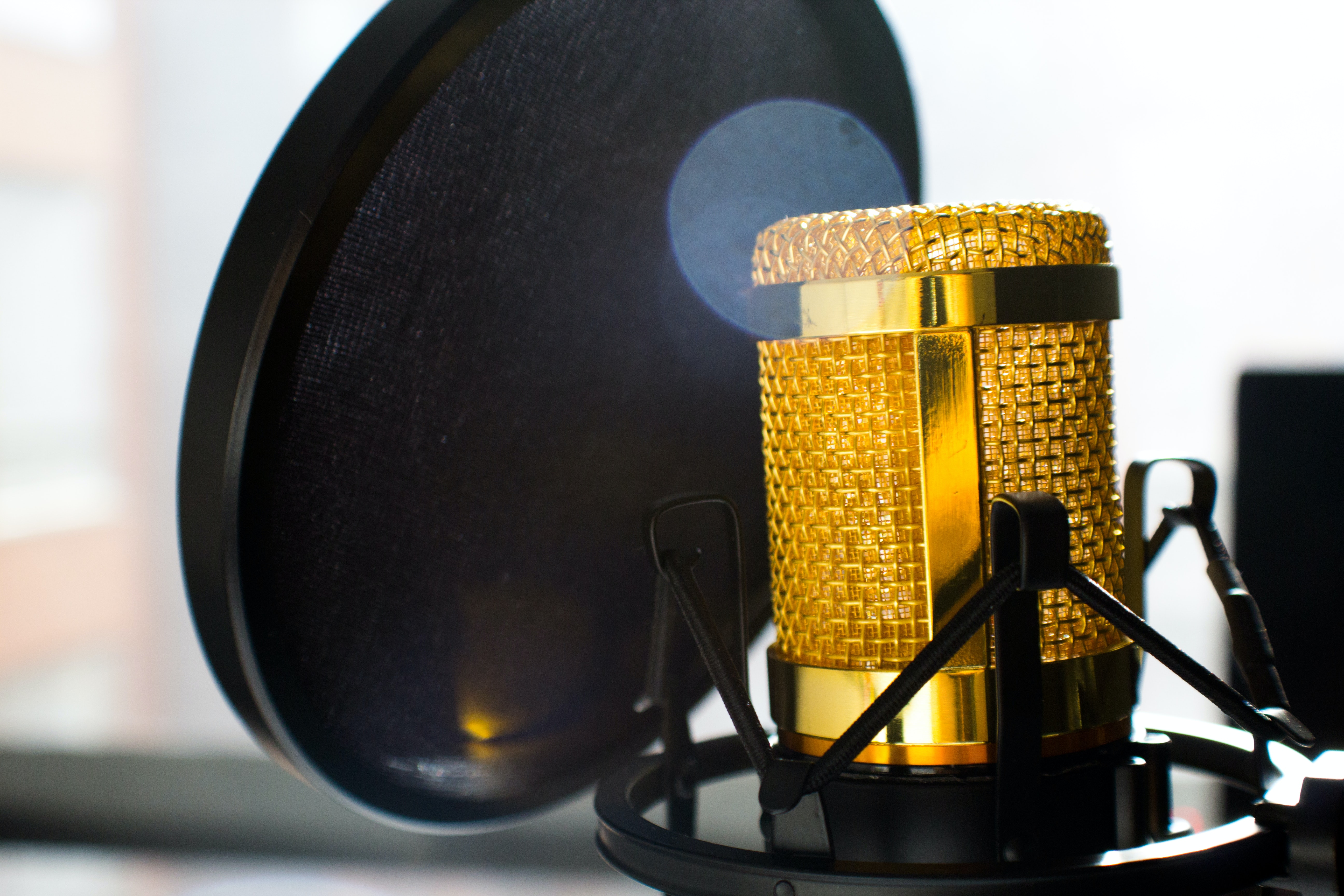 Close up photo of gold colored mic